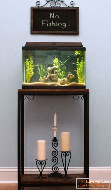 Petit aquarium sur la table de nuit