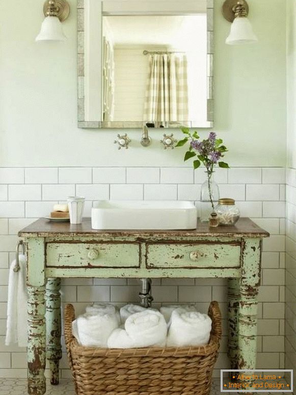 Vieux mobilier de salle de bain pour la Provence