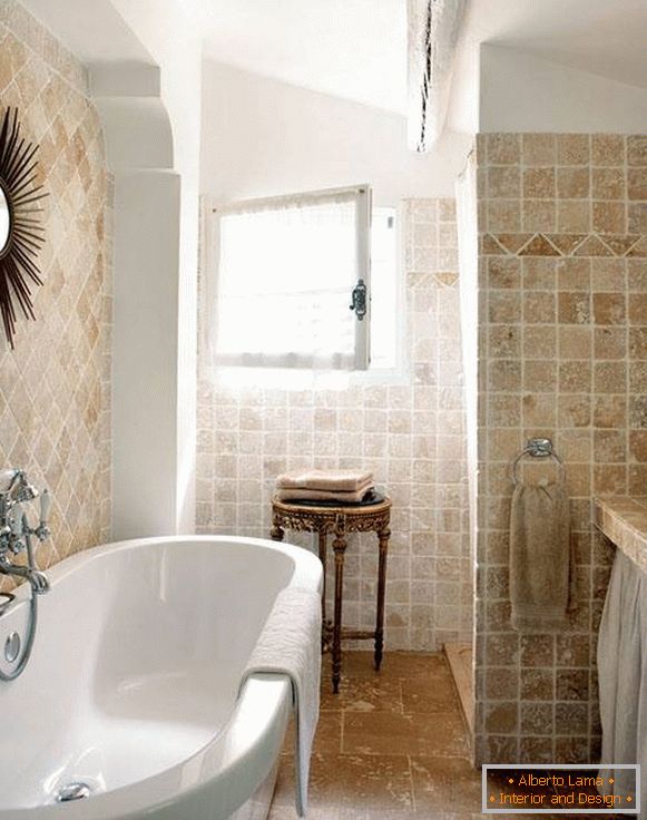 Carrelage pour la salle de bain sous la pierre dans le style provençal