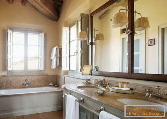 Salle de bain confortable de style provençal