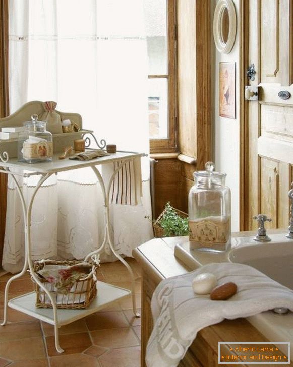 Décor et accessoires pour la salle de bain dans le style de la Provence