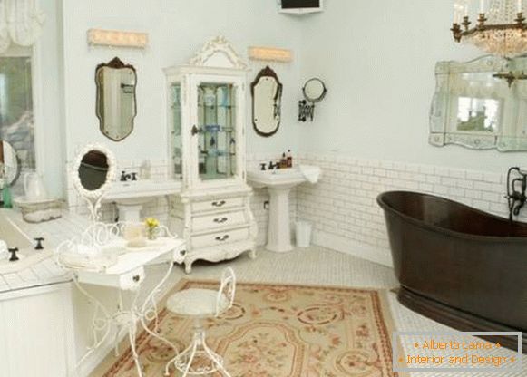 Intérieur lumineux de la salle de bain dans le style provençal