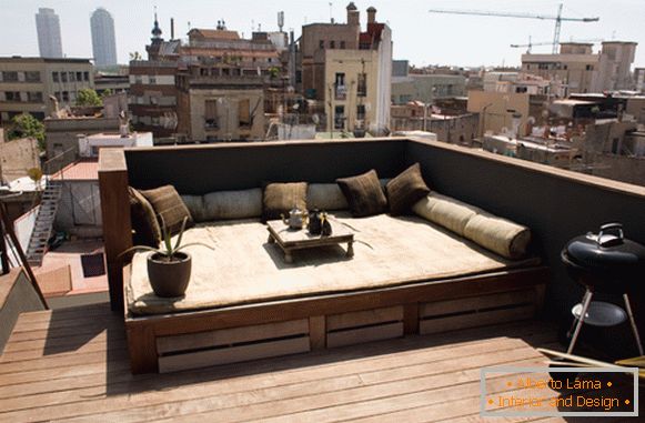 Patio sur le balcon d'un petit studio à Barcelone
