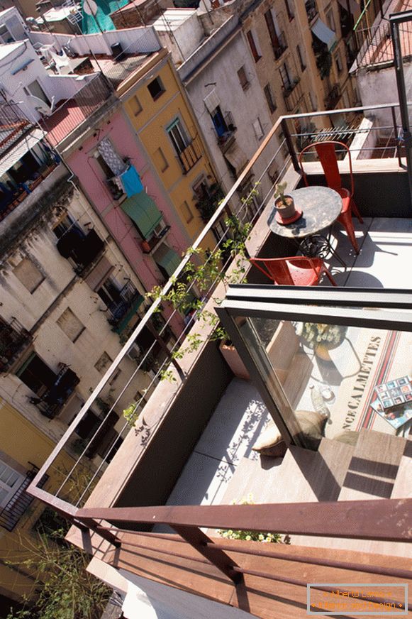 Vue du balcon d'un petit studio à Barcelone