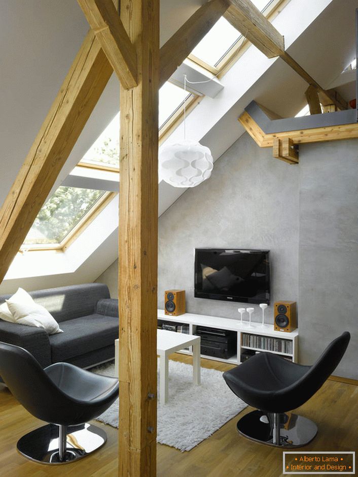 Le bureau de style loft situé au dernier étage de la maison est une solution universelle pour les créatifs.