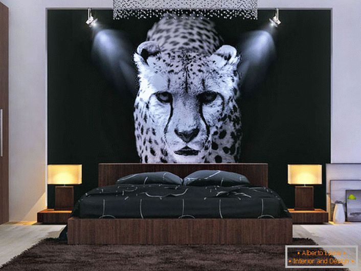 Une bonne solution de design pour la chambre. Un panneau lumineux avec un léopard au milieu de la composition globale.