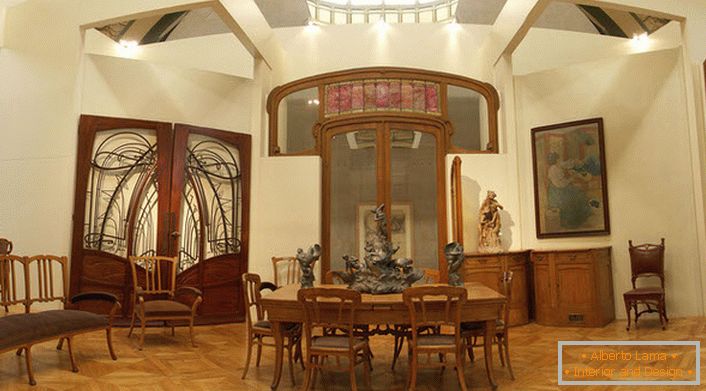 Salon pompeux dans le style Art Nouveau.