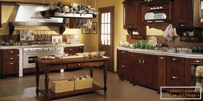 Le bon exemple de décorer la cuisine dans un style campagnard. Des paniers en osier, des fleurs, des grappes de raisin décoratives créent une atmosphère de confort dans la cuisine.