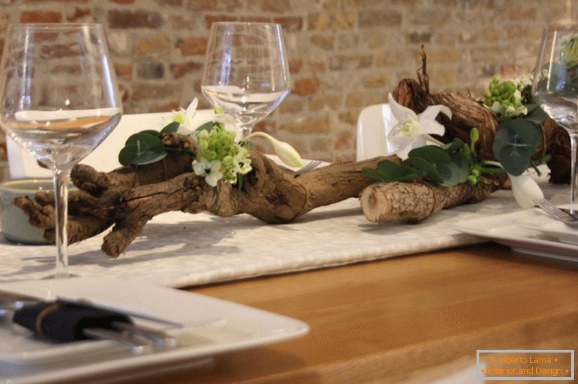 Belle décoration d'une table à manger pour les couettes