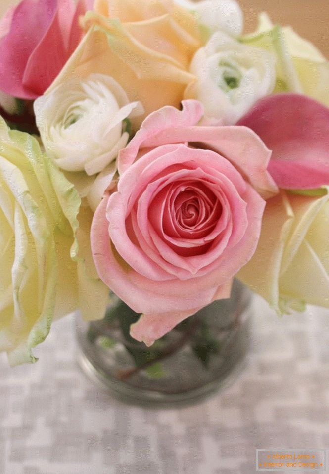 Voici un si beau bouquet de roses qui se tiendra sur votre table