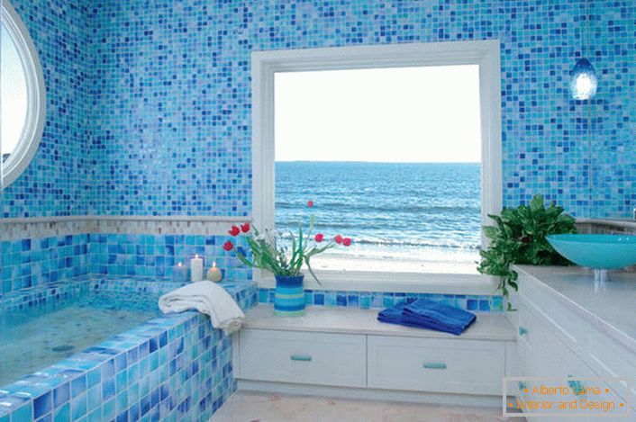 La petite salle de bain est décorée dans un style méditerranéen.