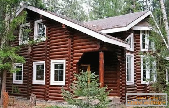 fenêtres dans une maison en bois