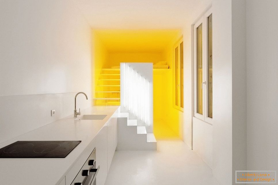 Eclairage jaune dans un appartement blanc