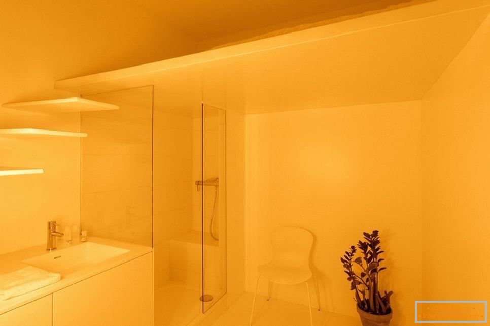 Éclairage jaune dans la salle de bain