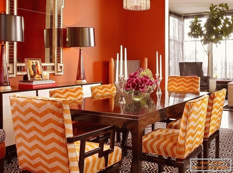 Chaises orange dans la salle à manger