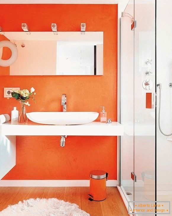 Miroir dans la salle de bain orange
