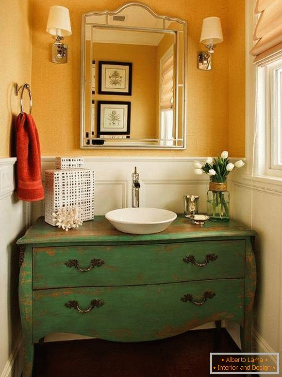 Cabinet sous l'évier dans la salle de bain - photo avec l'effet de l'antiquité