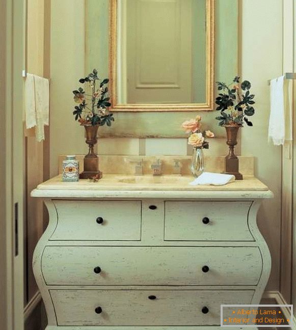 Table de chevet luxueuse sous le lavabo dans la salle de bain avec vos propres mains