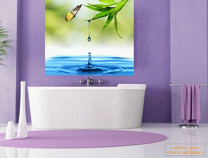 Papier peint en vinyle brillant dans la salle de bain dans un style high-tech. Un rayon de lumière dans le royaume lilas.