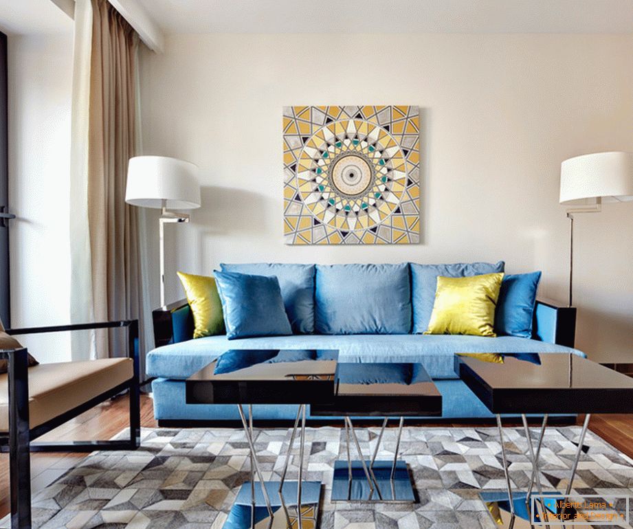 Canapé bleu extravagant avec des coussins décoratifs jaunes dans le salon