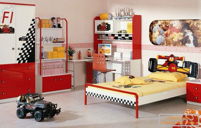 Une chambre spacieuse pour un garçon dans un appartement de ville ordinaire.