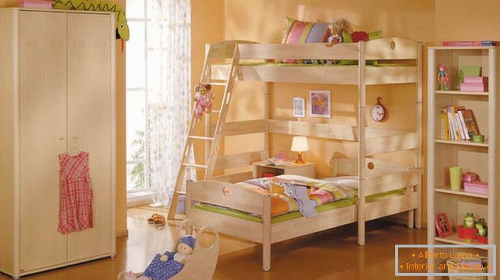 Chambre d'enfant dans un style high-tech avec des meubles en bois clair. La simplicité des meubles est compensée par sa fonctionnalité et son côté pratique.