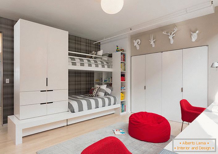 Une grande chambre d'enfants dans un style high-tech pour les jumeaux. Attention attire les meubles rouge et armoire, montés dans le mur.