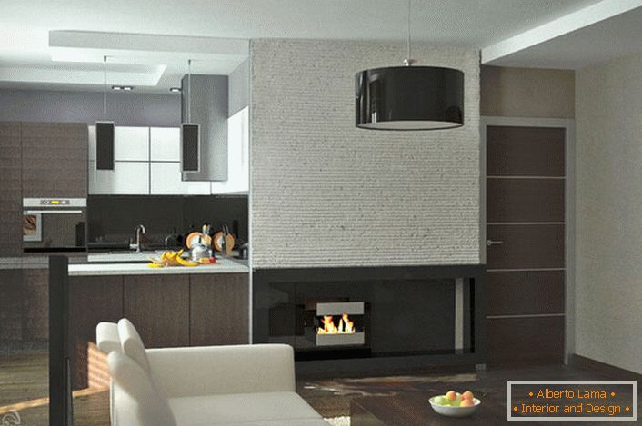 Un petit foyer électrique avec une flamme d'imitation est écrit organiquement dans un concept unique d'un concept de design dans le style du minimalisme.