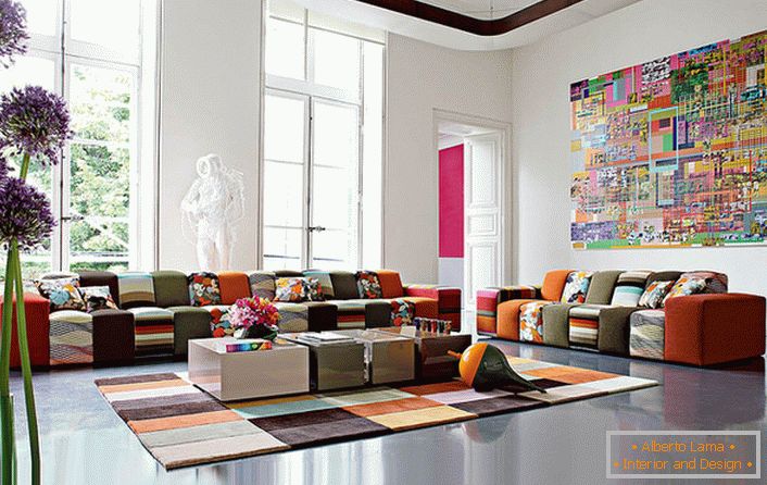 Une chambre colorée dans un style avant-gardiste dans une grande maison de famille italienne. L'idée de conception combine de manière compétente un revêtement de tapis et des meubles à l'échelle de couleurs à peu près identique.