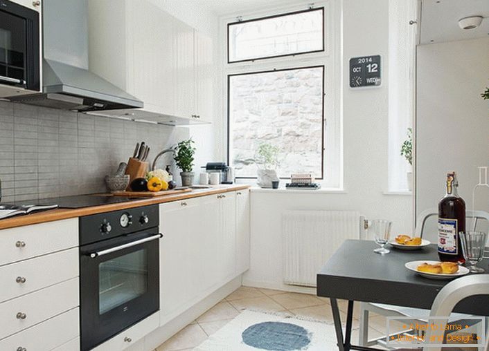 La cuisine dans le style scandinave est un endroit idéal pour les réunions familiales chaleureuses. L'espace est décoré modestement, laconiquement, mais avec goût.