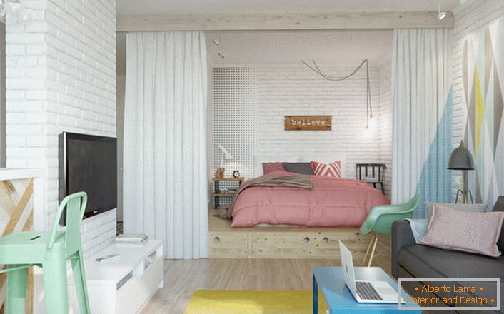 Le style scandinave est idéal si l'on parle de la conception d'un petit appartement. Dans la niche se trouve une chambre avec un grand lit moelleux.
