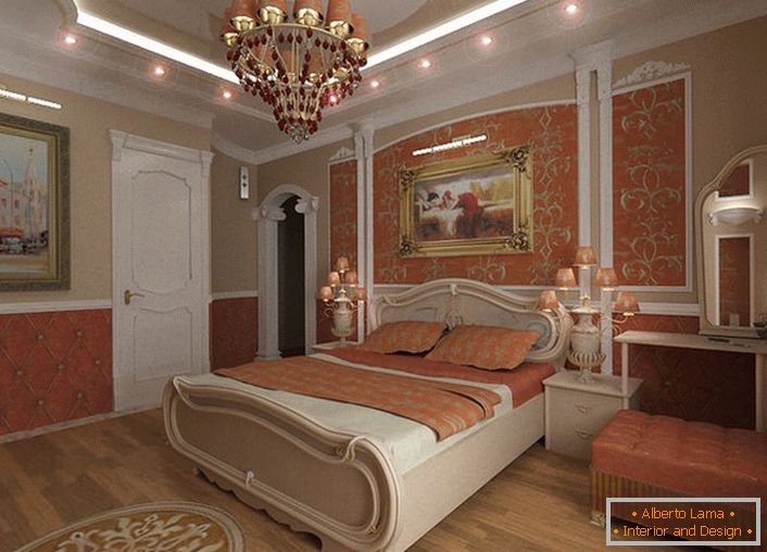 Une chambre spacieuse de style baroque est décorée dans des tons corail.