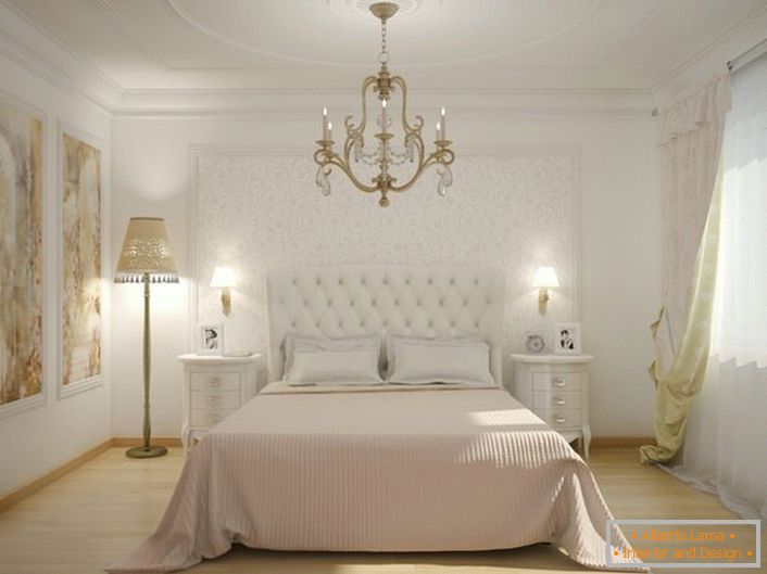 Au centre de l’intérieur de la chambre se trouve un lit avec une tête de lit haute et tapissée. La tapisserie d'ameublement douce et matelassée rend l'atmosphère noble et élégante.