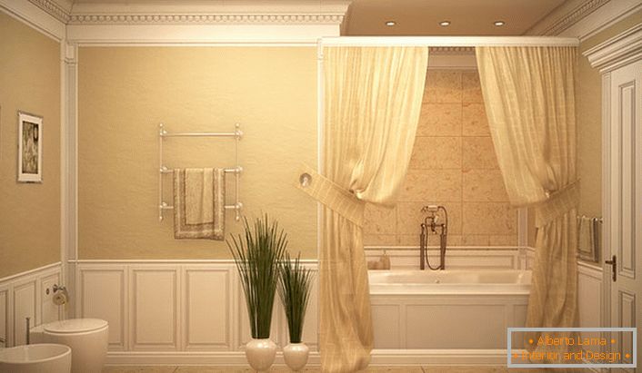 La salle de bain est recouverte de rideaux légers dans le style du romantisme.