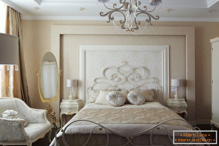 La chambre familiale de luxe dans le style du romantisme est un intérieur sobre, modeste et attrayant, dans des couleurs claires.