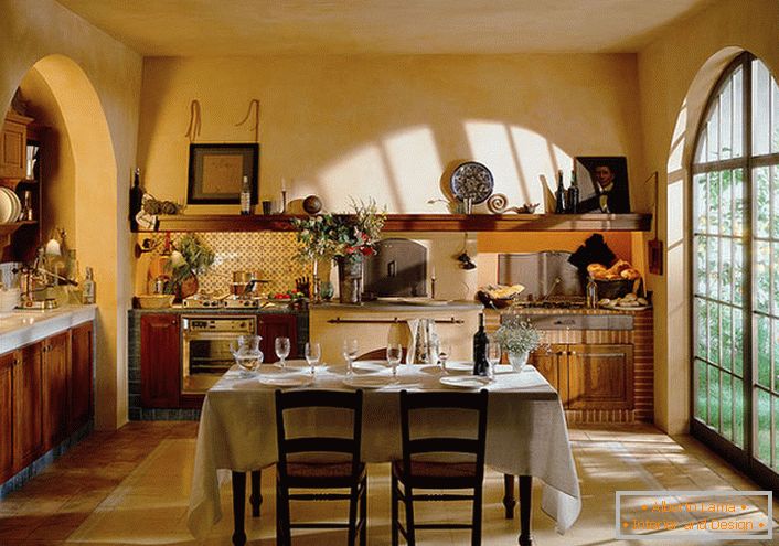 La cuisine est de style rustique avec une grande fenêtre panoramique. La salle de travail et la salle à manger de la cuisine reçoivent un maximum de lumière naturelle.
