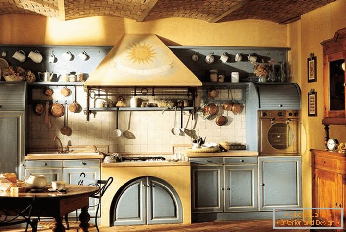 La cuisine dans le style rustique est le rêve de chaque maîtresse.