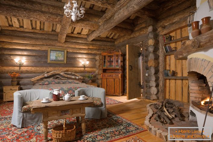 Pays rustique avec une grande chambre d'un chalet en Scandinavie. Dans tous les intérieurs, exécutés dans un style rustique, la cheminée aura l’air harmonieuse, surtout à partir d’une brique. 
