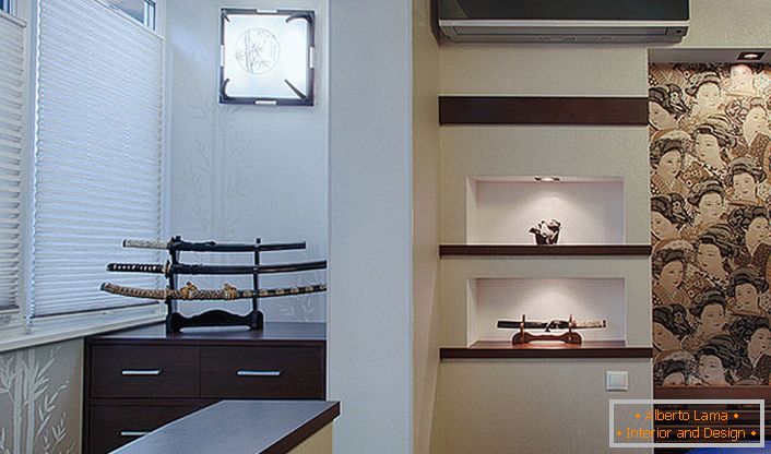Le sabre japonais est une excellente décoration de la salle dans le style du minimalisme japonais. Il n'est pas nécessaire d'acquérir une véritable arme de combat, une simple moquerie suffit. 