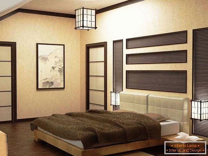 La chambre dans le style du minimalisme japonais est décorée dans des tons beige et marron. L'attention est attirée sur les appareils d'éclairage. Le lustre de plafond est fabriqué dans un design avec des lampes de chevet. 