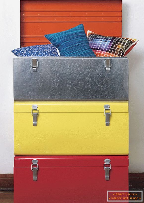 Oreillers multicolores dans une valise