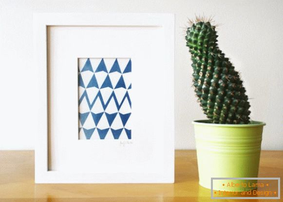 Une photo avec une impression géométrique et un cactus