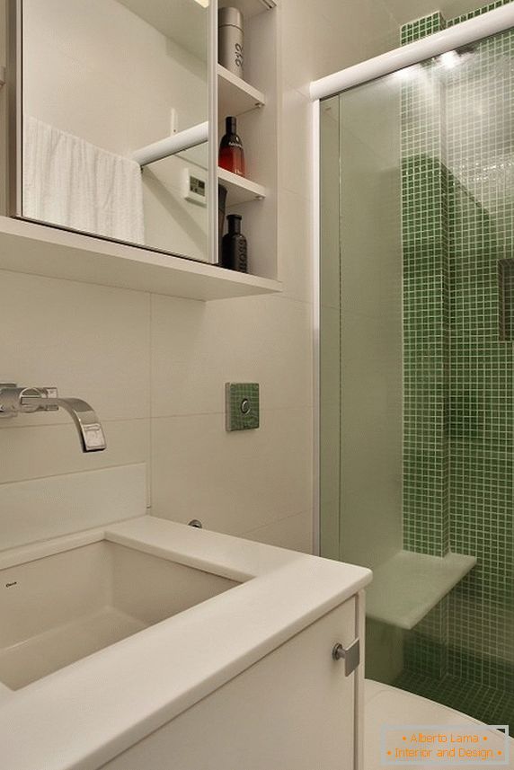 Douche en verre dans une salle de bain compacte