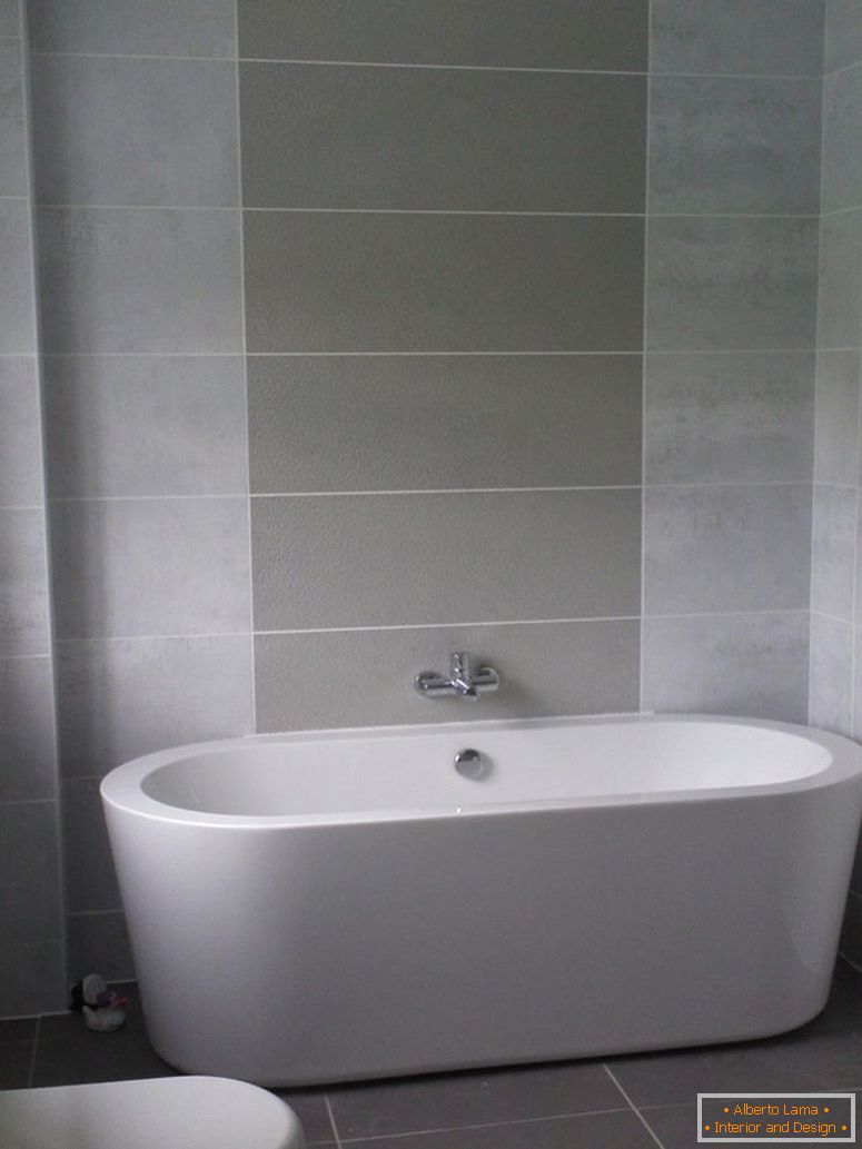 haut-quarante-idées-gris-salle-de-bain-modèles-petit-espace-ajouté-baignoire-ovale-pour-décoration-gris-salle de bains-idées