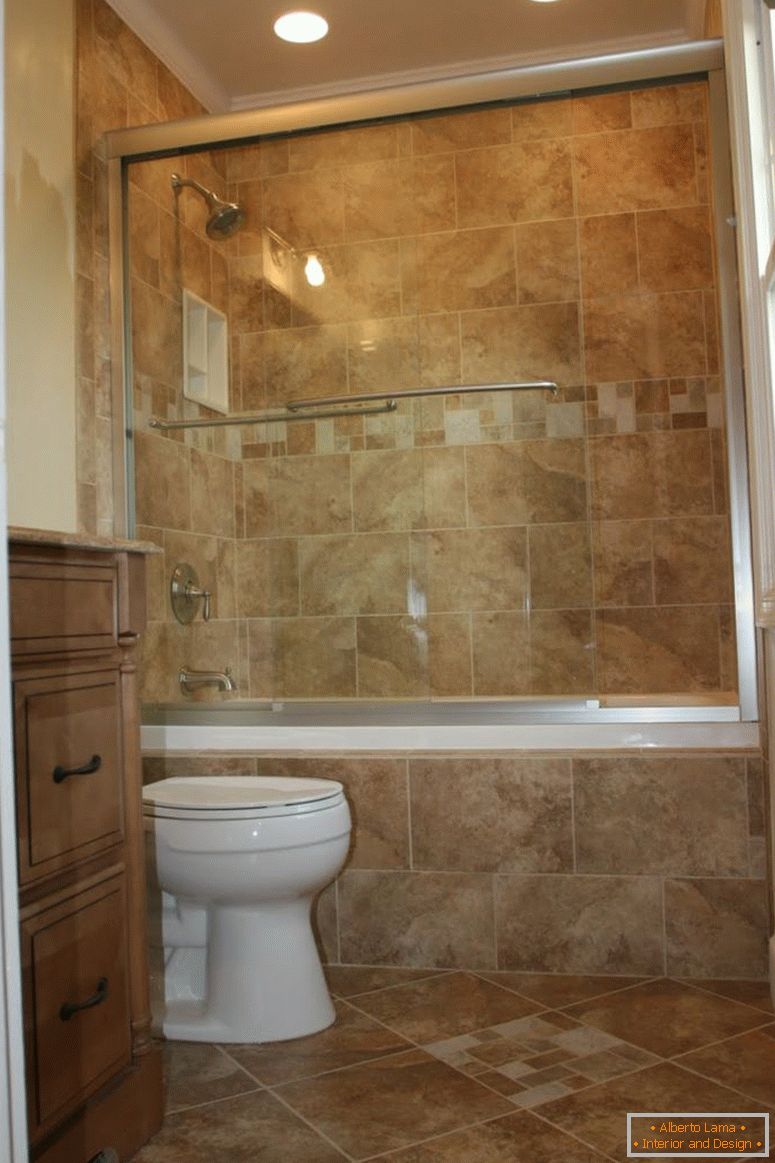 vintage-intérieur-salle de bains-design-tendance-jaune-mur-et-sol-céramique-motif-tuile-blanc-assis-placard-eau-blanc-baignoire-verni-bois-vanité-table-avec-trois tiroirs- salle de bain-tendances-bathroo
