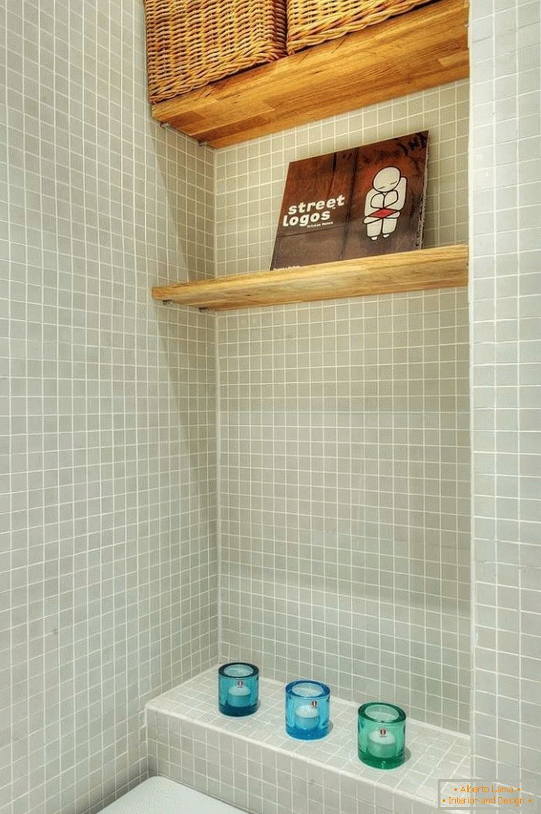 Salle de bain élégante d'un petit appartement en Suède