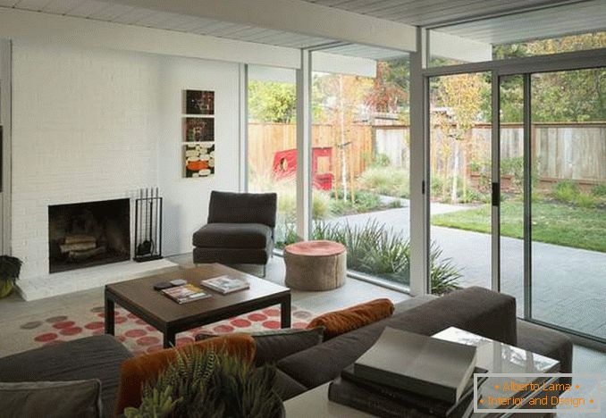 Conception d'un salon avec une fenêtre panoramique - une photo à l'intérieur d'une maison privée