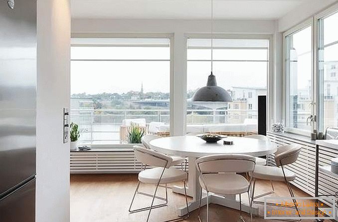 Conception de la cuisine avec fenêtres panoramiques dans un appartement d'angle