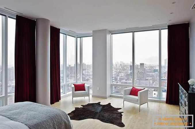 Fenêtres panoramiques - photo à l'intérieur d'une chambre dans un appartement d'angle