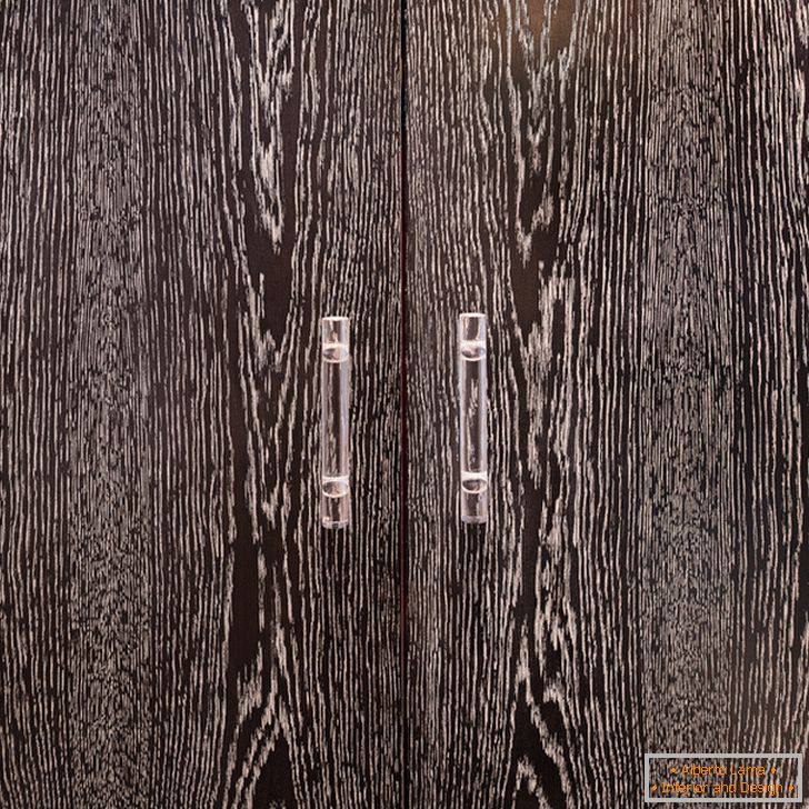 Portes d'armoires en bois foncé